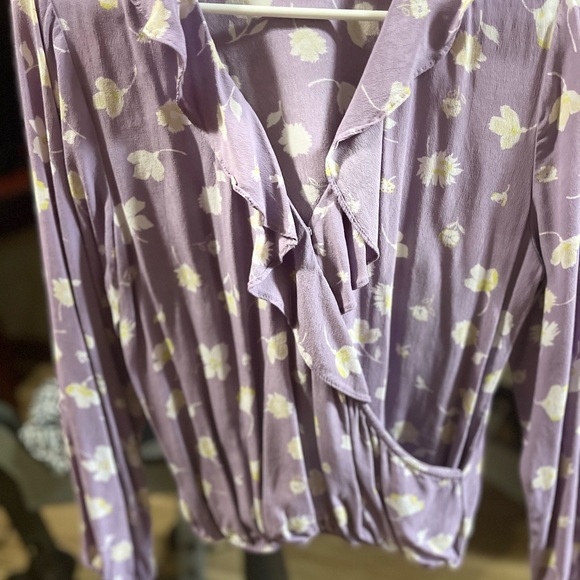 This is a beautiful purple blouse by Sanctuary & is  perfect for the Spring. - Picture 3 of 5